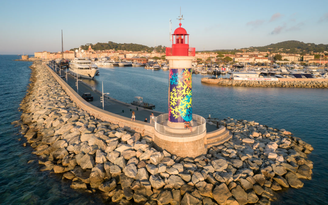 Coraux Fractals 1 : Phare du Port de Saint-Tropez habillé par Miguel Chevalier