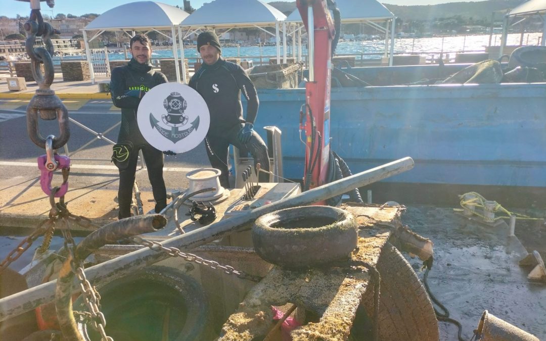 Mare Nostrum divers to clean the port
